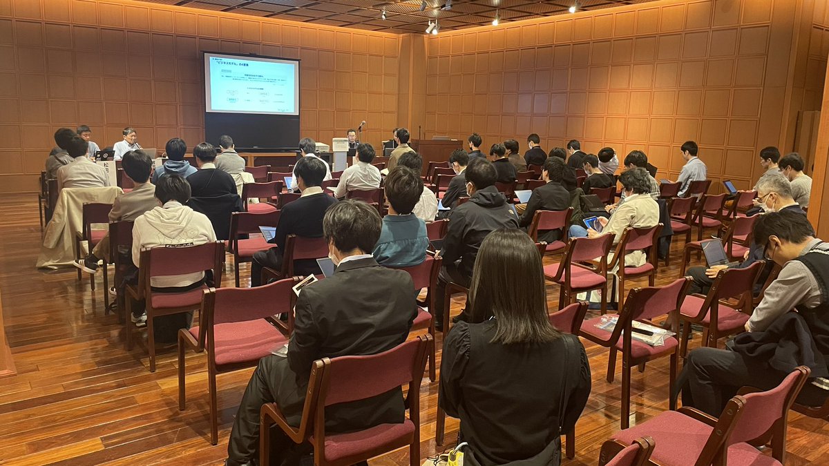 maem's tweet photo. #iw2023jp 多目的スペース最初のセッションはC2「開発がわかる運用組織、内製できる運用組織」すっかりお馴染みの運用組織論、運用設計ラボの波田野さんによる解説からスタート。パネルには他にハートビーツ藤崎さん、クララオンライン宇野さん、スカイアーチネットワークス松田さんがひかえます。 https://t.co/VwGtBsaRu1