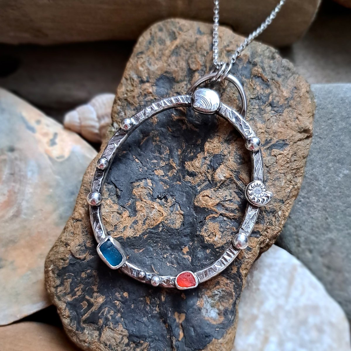 i_love_dolly's tweet photo. Morning #EarlyBiz showing off some available ocean-inspired pieces today available in the shop. English sea glass in the necklace, Californian #surfite in the ring, and a beautiful chunk of Scottish sea glass in the square ring 💍
https://t.co/eEU9oxaAps
#shopindie #seaglass https://t.co/X81gTpUaFf