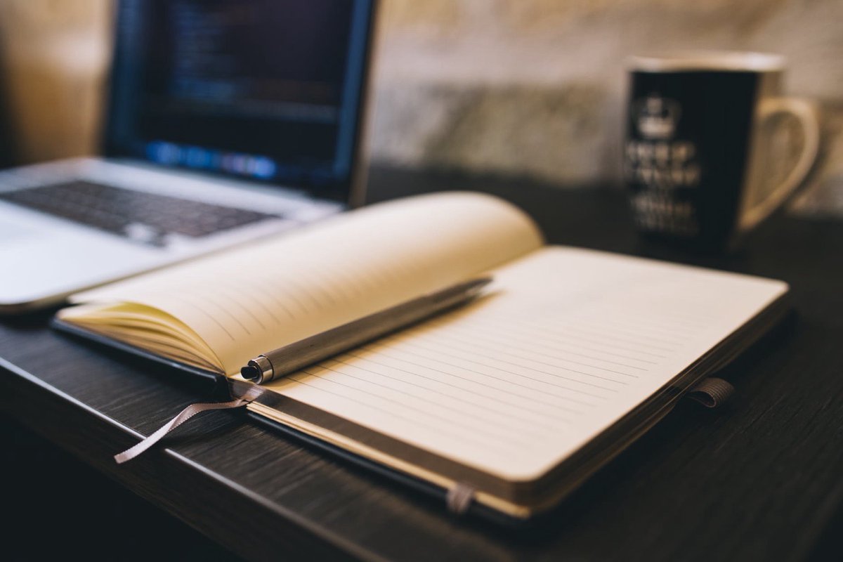 mensjournalnl's tweet photo. 📓De kracht van pen op papier! 🖋️Notities maken in een notitieboekje biedt meer dan alleen woorden opvangen. Het vertraagt, stimuleert creativiteit en geeft je brein ruimte om te ademen. https://t.co/XM0qnKkAUS