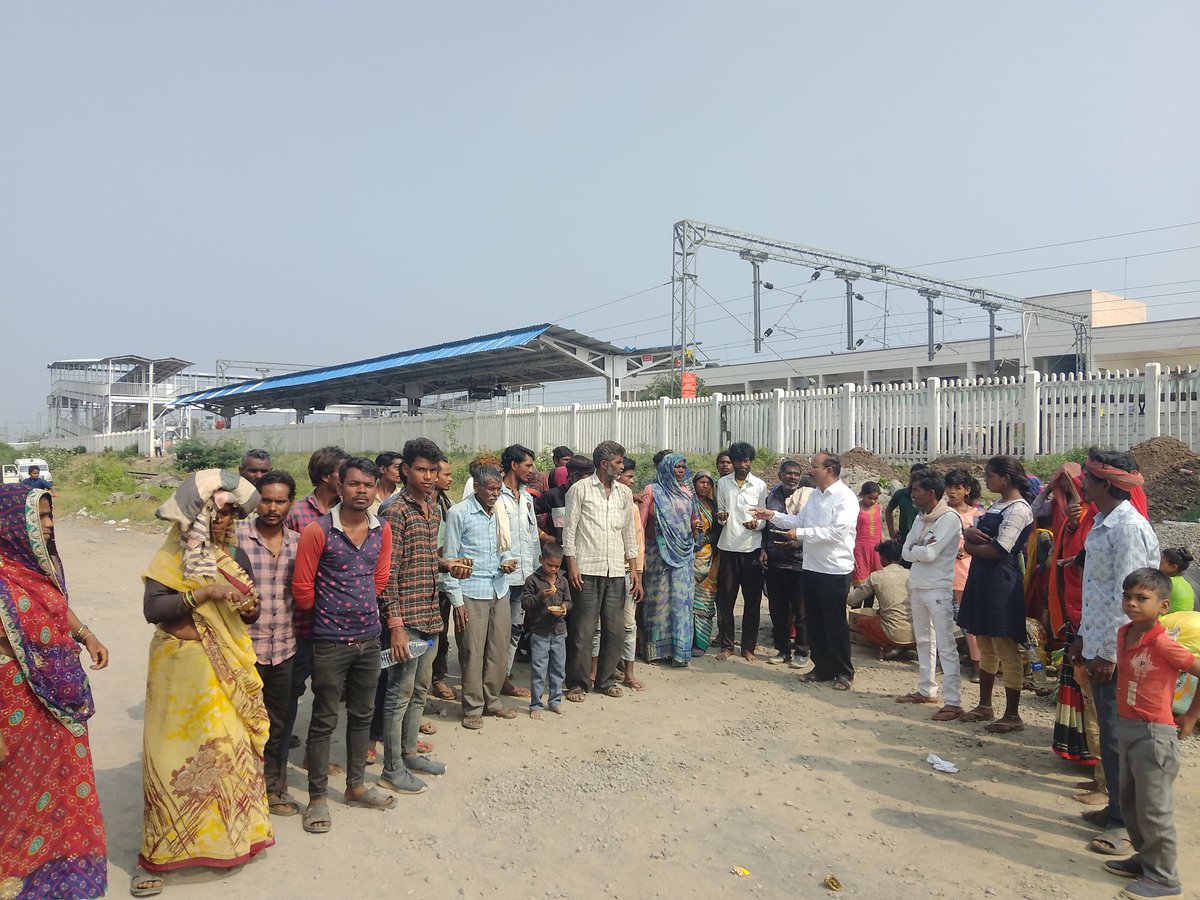 jhansimpoffice's tweet image. ‘’आदरणीय सांसद जी द्वारा कर्नाटक से मुक्त कराए गए बंधक आदिवासी मजदूर झांसी के लिए रवाना’’

सांसद जी की पहल के बाद 20 नवंबर को 4 माह बाद अपने घर पहुंचेंगे मजदूर ।

झांसी क्षेत्र के 70 मजदूरों को कर्नाटक के ठेकेदारों द्वारा बंधक बना लिया गया था और काफी यातनाएं दी जा रही थी |

(1/2)