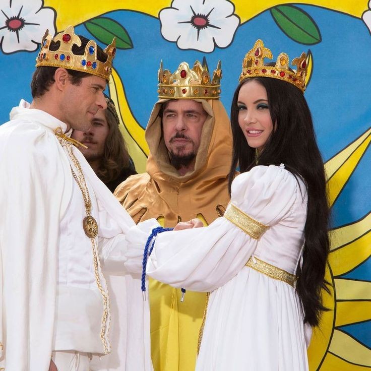 thelovewitchbot's tweet photo. Okay but we literally have this masterpiece (The Love Witch, 2016 Directed by Anna Biller) https://t.co/Ton9dUjbBI