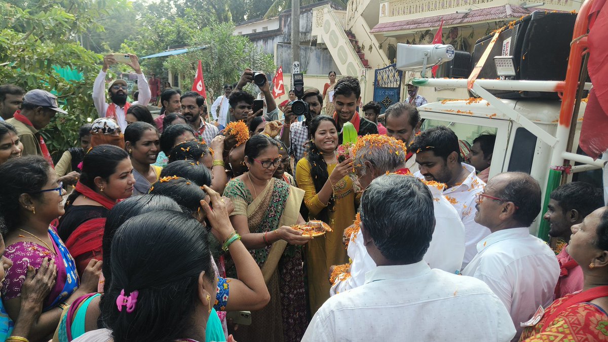 kunamneni_rao's tweet photo. కాలనీలో కాంగ్రెస్ సిపిఎం టిడిపి, సిపిఐ ఎంఎల్ ప్రజా పందా, తెలంగాణ జన సమితి పార్టీలు బలపరిచిన సిపిఐ కొత్తగూడెం నియోజకవర్గ అభ్యర్థి కూనంనేని సాంబశివరావు గారికి ప్రజలు ఘన స్వాగతం పలికారు..

#kunamnenisambasivarao 
#CPI #VoteForCPI 
#Vote4CPI #VoteForKunamnenisambasivarao https://t.co/E3VuiLjSWY
