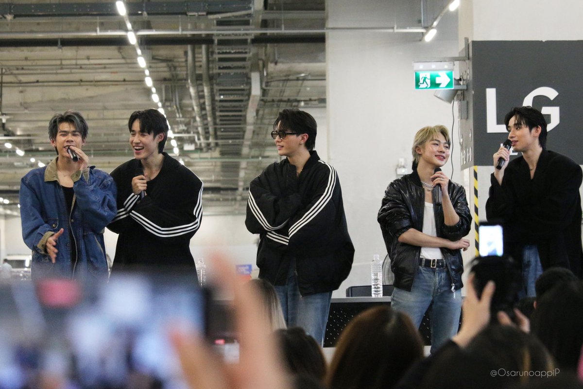 OsarunoappiP's tweet image. 【タイ✈️】
LYKNのBook Expoのサイン会は後ろで見学😁

#GMMTVxBookExpo2023
#LYKNxBookExpo2023
#nnutda #hongshihoshi #TuiChayatorn #williamjkp
#Lego_Rapeepong