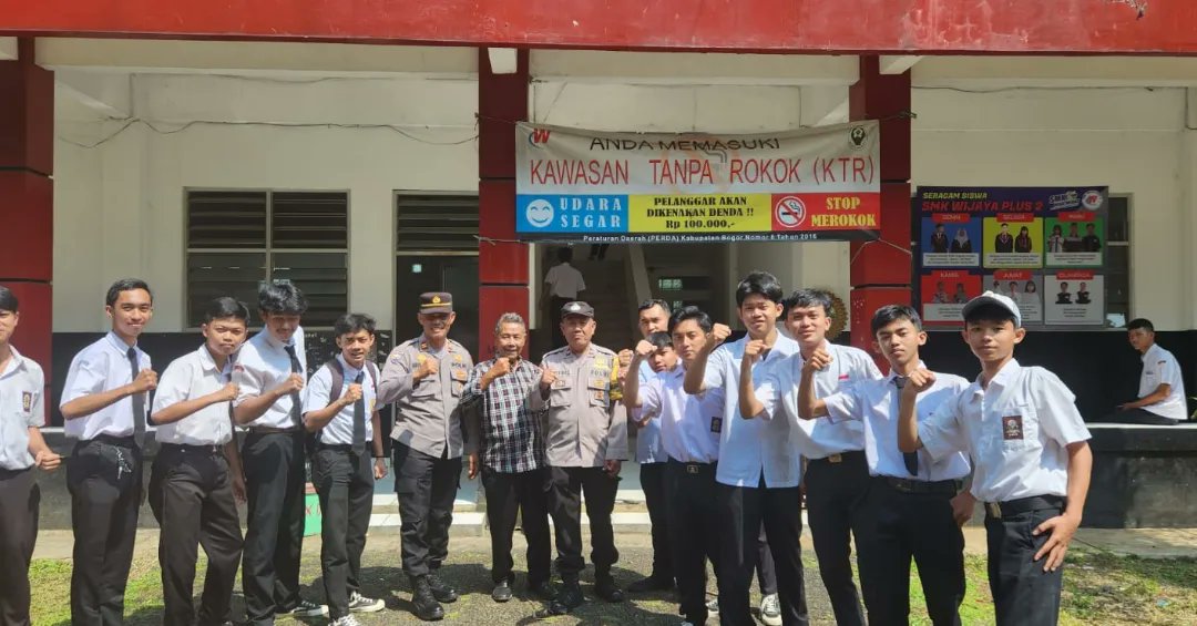 HumasSekCiawi's tweet photo. Pada hari ini  Senin  tgl  20 Nopember  2023  pukul 09.00. Wib  S/d  selesai Kanit Binmas Iptu Agus Safe'i Polsek ciawi dan  Bhabin Ds. Bitungsari Aipda Sutris*
Telah melaksanakan pembinaan Siswa siswi SMK WIJAYA PLUS. Masalah tawuran pelajar.
#POLRESBOGORHADIR https://t.co/ChtsuhJ0LM