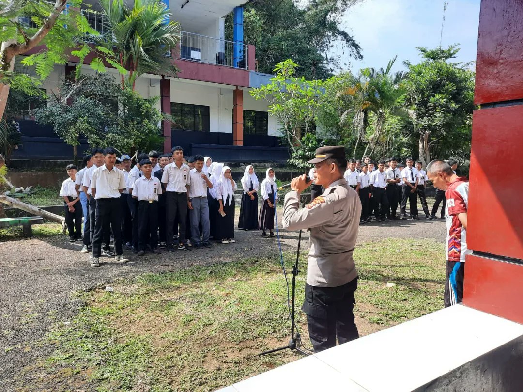 HumasSekCiawi's tweet photo. Pada hari ini  Senin  tgl  20 Nopember  2023  pukul 09.00. Wib  S/d  selesai Kanit Binmas Iptu Agus Safe'i Polsek ciawi dan  Bhabin Ds. Bitungsari Aipda Sutris*
Telah melaksanakan pembinaan Siswa siswi SMK WIJAYA PLUS. Masalah tawuran pelajar.
#POLRESBOGORHADIR https://t.co/ChtsuhJ0LM