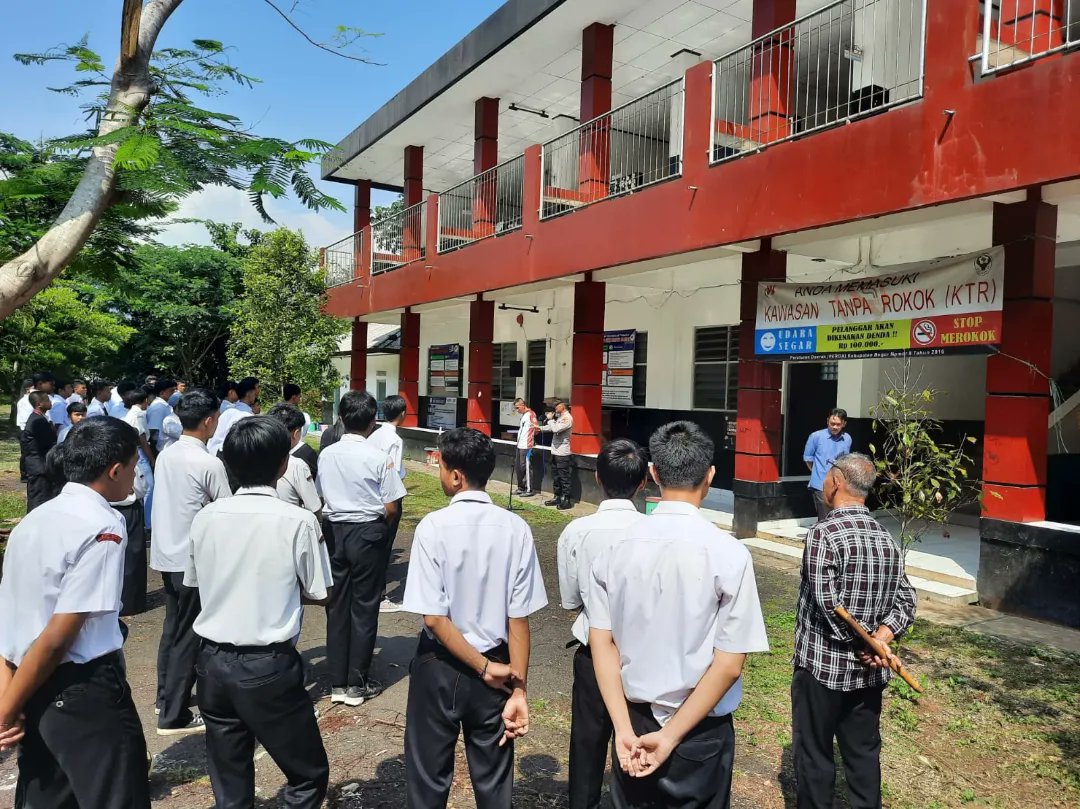HumasSekCiawi's tweet photo. Pada hari ini  Senin  tgl  20 Nopember  2023  pukul 09.00. Wib  S/d  selesai Kanit Binmas Iptu Agus Safe'i Polsek ciawi dan  Bhabin Ds. Bitungsari Aipda Sutris*
Telah melaksanakan pembinaan Siswa siswi SMK WIJAYA PLUS. Masalah tawuran pelajar.
#POLRESBOGORHADIR https://t.co/ChtsuhJ0LM