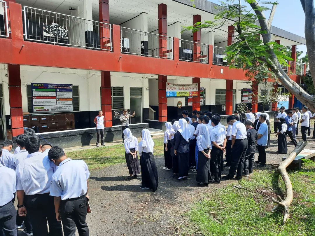 HumasSekCiawi's tweet photo. Pada hari ini  Senin  tgl  20 Nopember  2023  pukul 09.00. Wib  S/d  selesai Kanit Binmas Iptu Agus Safe'i Polsek ciawi dan  Bhabin Ds. Bitungsari Aipda Sutris*
Telah melaksanakan pembinaan Siswa siswi SMK WIJAYA PLUS. Masalah tawuran pelajar.
#POLRESBOGORHADIR https://t.co/ChtsuhJ0LM