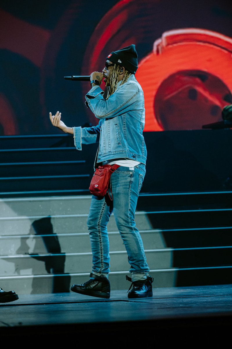 refiloer's tweet photo. And then there was the #SAMA29 hip hop hop performance! Being 40 years of SA hip hop and 50 years of global hip hop year, we wanted to put on stage a representation of where it all started alongside who SA hip hop is today. Being in Pretoria, it was also imperative that we paid tribute to the fire Pretoria and Tswana MC’s in general are being now. And no conversation about SA hip hop today can be had without Blxckie being a part of it. A massive thank you to the pioneer of SA hip hop, Grandmaster @DJReadyD of the legendary prophets of the city for doing what he does best. And a huge thank you to @blxckie___ , @LoatinoverPound , @TheReal_25K, @ThatoSaul and @MagleraDoeBoy for one hell of a statement performance!
