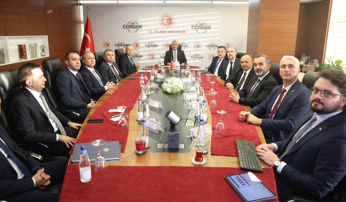 omerbolatTR's tweet photo. Ülkemizde ihracatın geliştirilmesi, ihraç edilen mal ve hizmetlerin çeşitlendirilmesi, ihracatçıların uluslararası ticarette paylarının artırılması ve ihracatçıların girişimlerinde gerekli desteğin sağlanması gibi amaçlara sahip olan Türk Eximbank'ı ziyaret ettik ve brifing aldık. 

Türkiye’nin en büyük ihracat kredi ve alacak sigortası kuruluşu olan Türk Eximbank, 2023 Ekim sonu itibarıyla ihracatçılarımıza 15,1 Milyar Dolar kredi, 18,5 Milyar Dolar sigorta ve garanti olmak üzere toplam 33,6 Milyar Dolar destek sağladı. Bu desteklerin artarak devam etmesi için hayata geçirilen projeler hakkında istişarelerde bulunduk.

Önümüzdeki dönemde de Türk Eximbank Genel Müdürü Sayın Ali Güney ve ekibine başarılar diliyoruz.