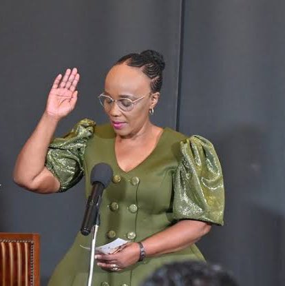 AdvoBarryRoux's tweet photo. When The Minister of Transport Sindisiwe Lydia Chikunga was robbed between N3 vosloorus & heidleburg she was with her Ben 10 & not her brother. 

Knowing that she was going to see her Boyfriend She hired 2 cars. 2 bodyguards were assigned to drive corolla without blue lights, 1 bodyguard was driving an X5. Then her and the Ben 10. 3 state guns were lost & now in the hands of criminals. They were robbed more than R150 000.

I'll share  bodyguards names oneday, For Now let them account for the states firearms. But how were those bodyguards robbed because those are Warrants officers. HIGHLY SKILLED PERSONNEL.