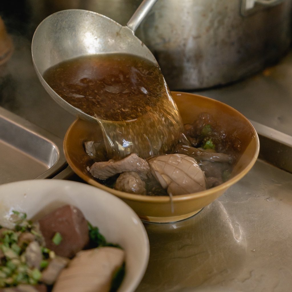 somuchmeth's tweet photo. ร้านเด็ดเชียงรายต้องร้านนี้เลยพวกเธอ "มั่งต้มเลือดหมู" ถ้าใครมาเชียงรายแล้วไม่แวะถือว่ายังมาไม่ถึงเชียงรายนะคะบอกเลย ต้มเลือดหมูที่นี่เค้าใส่ จิงจูฉ่ายมาแน่นๆเน้นๆ ถูกใจคนรักต้มเลือดหมูแน่นอนเชื่อเจ้
#มั่งต้มเลือดหมู #รีวิวเชียงราย #ต้มเลือดหมู #เรื่องมันเยอะ #SoMuchMe https://t.co/vV6EO4lEUm