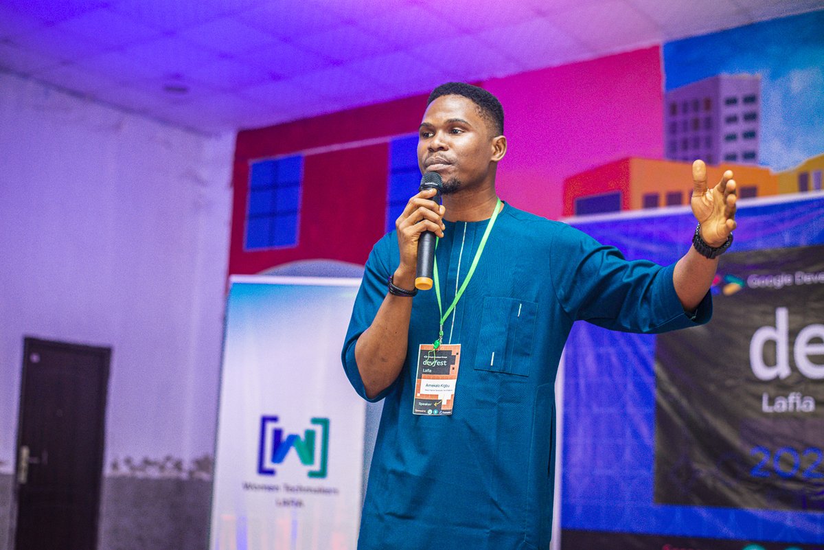 Kigbu_ai's tweet image. Grateful for the opportunity to speak at #DevFestLafia over the weekend! 🚀 Shared insights on effective design thinking in software development. Huge thanks to the organizers @gdglafia @peacekpaba @iamruthie_young @tasiukwaplong for a fantastic event! 🙌 

#TechTalk