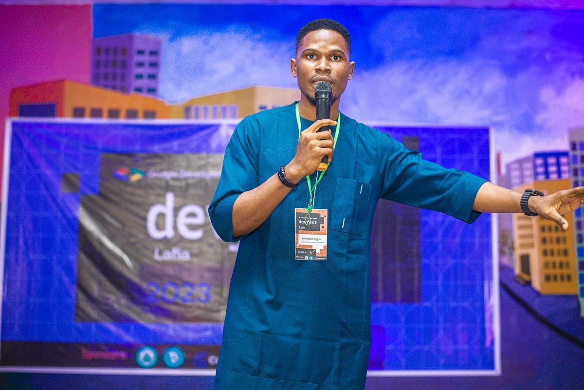 Kigbu_ai's tweet image. Grateful for the opportunity to speak at #DevFestLafia over the weekend! 🚀 Shared insights on effective design thinking in software development. Huge thanks to the organizers @gdglafia @peacekpaba @iamruthie_young @tasiukwaplong for a fantastic event! 🙌 

#TechTalk