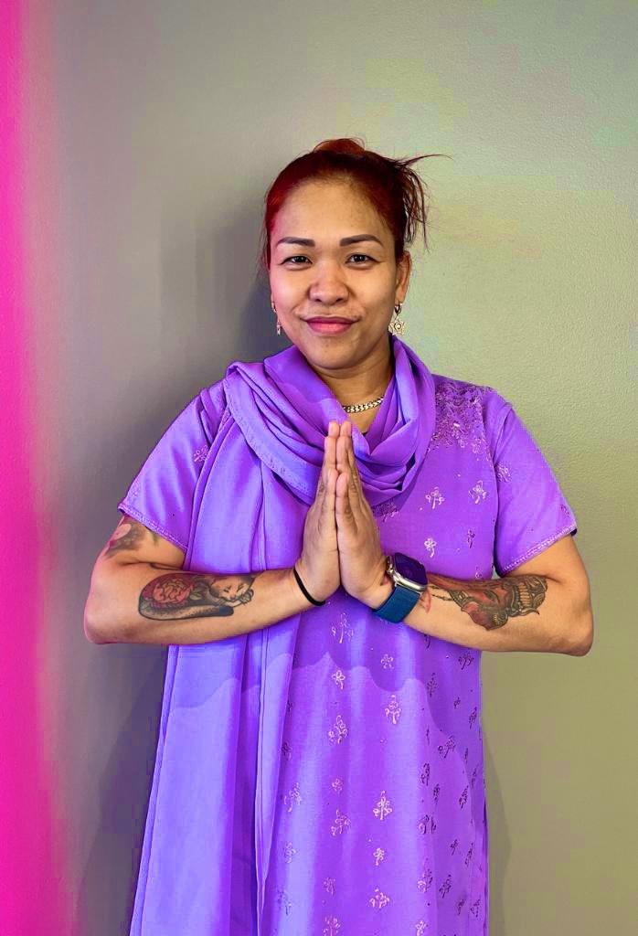 roma_amiot's tweet photo. One of my regulars our local Pediatrician, keeps sending me their friends to switch from other carriers. My Birthday was their #Diwali2023 and they gifted me this nice dress🥰 #BEST #EXPERIENCE #CUSTOMERSERVICE @TMobile #magenta #go5gnext #india #inclusive https://t.co/cjjKQ0aMlq