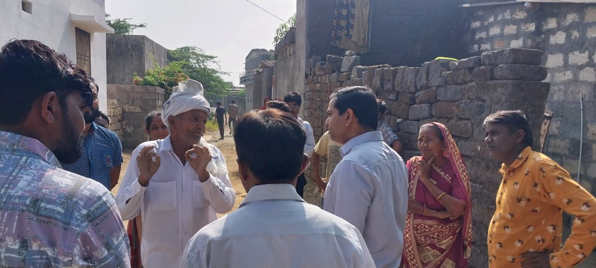 collectorjunag's tweet photo. આજરોજ પાતાપુર ગામની મુલાકાત લેવામાં આવી.મુલાકાત દરમ્યાન ગામના વૃદ્ધો સાથે સંવાદ કરી ગ્રામ પંચાયત દ્વારા અપાતી સુવિધાઓ અંગે ચર્ચા કરવામાં આવી.PMJAY કાર્ડ માટે લોકો દ્વારા સંતોષ વ્યક્ત કરવામાં આવ્યો.વિવિધ સરકારશ્રીની યોજનાઓ અંગે ગામલોકોને અવગત કર્યા.
 @PMOIndia @CMOGuj https://t.co/X11qpFeUe0
