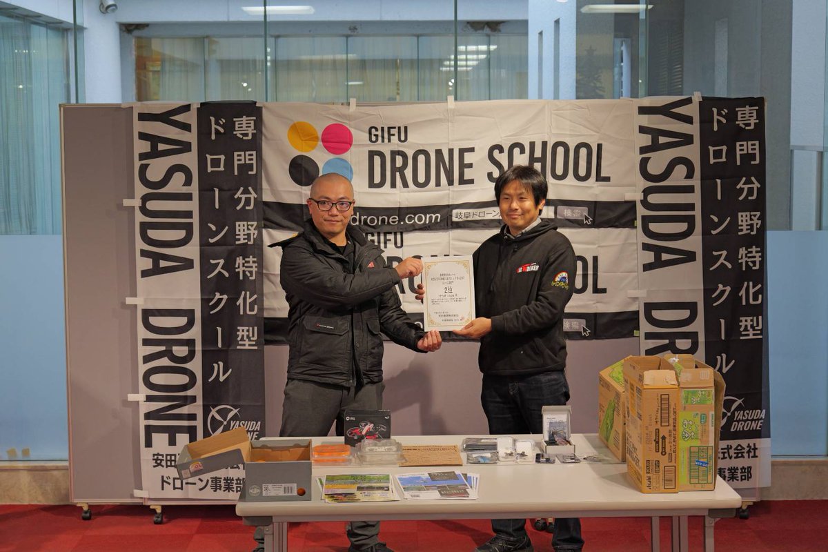 41dronecafe's tweet image. レース部門
優勝 akito_RBJ
２位 マッツスパロー_TAW @MATTUSUPARO
３位 shuma_RBJ
皆ほぼノーミスで実力出し切っての最終順位！！！
初優勝のアキトくんおめでとうございますっ🎉 
#tinydrone #tinywhoop #マイクロドローンレース