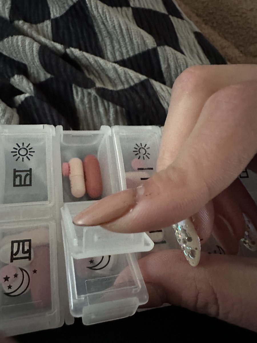 上面的是晚上的藥 加上推黑激素1個
下面是早上吃的 隨時都會帶鎮定劑 怕去多人口混亂
我並不知道你是誰你的職位是什麼罵名
但我更相信我這行業更容易接到罵名
我到大一開圖奇第2還3個月就同時2萬多人觀看了，背刺，假姐妹故意用我的紅氣跟我大吵，完全站不住難，我會不會其他忠實他的種群或是其他原因排擠我🤣