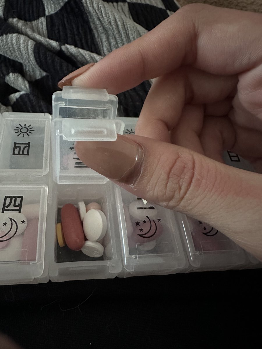 上面的是晚上的藥 加上推黑激素1個
下面是早上吃的 隨時都會帶鎮定劑 怕去多人口混亂
我並不知道你是誰你的職位是什麼罵名
但我更相信我這行業更容易接到罵名
我到大一開圖奇第2還3個月就同時2萬多人觀看了，背刺，假姐妹故意用我的紅氣跟我大吵，完全站不住難，我會不會其他忠實他的種群或是其他原因排擠我🤣