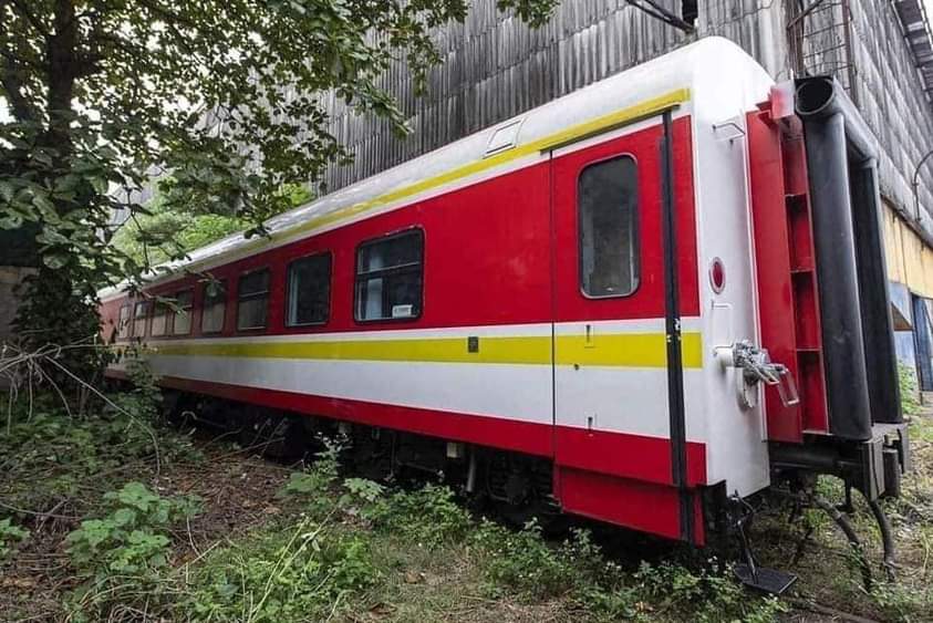 Daily_Tintuc's tweet photo. 🚂 Cận cảnh đoàn tàu hạng sang của Tập đoàn Trung Quốc trị giá hàng trăm tỷ đồng đang “đắp chiếu” ở Hà Nội.

Những toa tàu với trang thiết bị hiện đại, nội thất được đánh giá xịn như máy bay nhưng đang phải chịu cảnh nằm phơi mưa, nắng tại nhà ga Gia Lâm, Hà Nội.

Đây là những toa xe nằm trong phương án xã hội hóa đầu tư toa xe do Công ty TNHH Phát triển thiết bị đường sắt (Việt Nam) thuộc Tập đoàn Jinxin (Trung Quốc) ký thỏa thuận hợp tác với Công ty Xe lửa Gia Lâm và Công ty Xe lửa Dĩ An đóng vỏ thép thùng xe và lắp ráp.

Tổng giá trị đóng 13 toa tàu hơn 275 tỉ đồng, trung bình khoảng 21 tỉ đồng/toa.

Theo tìm hiểu, đây là những toa xe thiết kế mới hoàn toàn từ bộ phận chạy đến thùng xe nên quy định của Việt Nam phải chạy thử nghiệm 100.000km trước khi cấp giấy phép đăng kiểm. Tuy nhiên, đến nay, 13 toa tàu này vẫn chưa được cấp giấy phép để đưa vào khai thác.