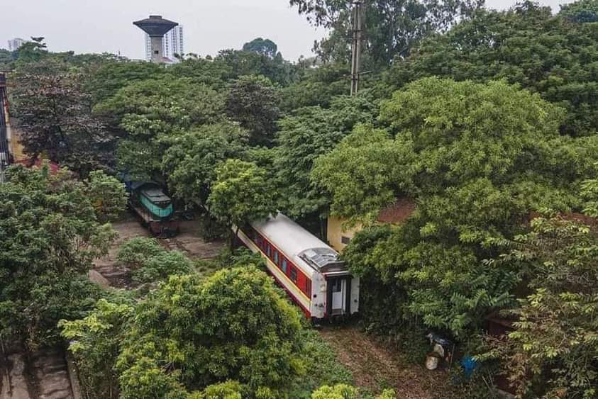 Daily_Tintuc's tweet photo. 🚂 Cận cảnh đoàn tàu hạng sang của Tập đoàn Trung Quốc trị giá hàng trăm tỷ đồng đang “đắp chiếu” ở Hà Nội.

Những toa tàu với trang thiết bị hiện đại, nội thất được đánh giá xịn như máy bay nhưng đang phải chịu cảnh nằm phơi mưa, nắng tại nhà ga Gia Lâm, Hà Nội.

Đây là những toa xe nằm trong phương án xã hội hóa đầu tư toa xe do Công ty TNHH Phát triển thiết bị đường sắt (Việt Nam) thuộc Tập đoàn Jinxin (Trung Quốc) ký thỏa thuận hợp tác với Công ty Xe lửa Gia Lâm và Công ty Xe lửa Dĩ An đóng vỏ thép thùng xe và lắp ráp.

Tổng giá trị đóng 13 toa tàu hơn 275 tỉ đồng, trung bình khoảng 21 tỉ đồng/toa.

Theo tìm hiểu, đây là những toa xe thiết kế mới hoàn toàn từ bộ phận chạy đến thùng xe nên quy định của Việt Nam phải chạy thử nghiệm 100.000km trước khi cấp giấy phép đăng kiểm. Tuy nhiên, đến nay, 13 toa tàu này vẫn chưa được cấp giấy phép để đưa vào khai thác.