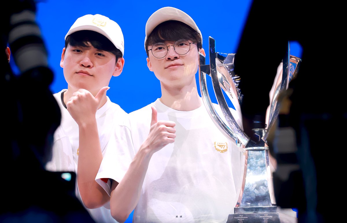 Faker__T1's tweet photo. 231119 따봉따봉 따따봉

#Faker #페이커 #이상혁 #Worlds2023 https://t.co/yM4XGyHCCZ