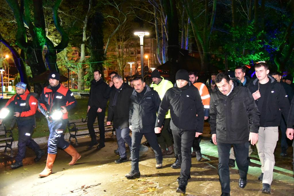 TC_Zonguldak's tweet photo. İçişleri Bakanımız Sayın Ali Yerlikaya kuvvetli yağış ve fırtınadan etkilenen Kdz. Ereğli ilçemizi ziyaret etti, ülkemiz genelinde yaşanan olumsuz hava koşulları ve deniz kazalarına ilişkin açıklama yaptı,ilçe merkezinde incelemelerde bulundu. https://t.co/TW5TVUgbaf