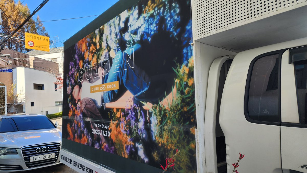 JungkookJapan_'s tweet image. #JungKook_GOLDEN #Jungkook_StandingNextToYou #GoldenLiveOnStage