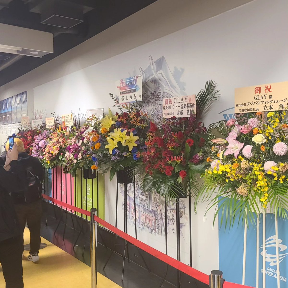 j_heimdal's tweet photo. Toshiさん、もう来年還暦ということで、メンバーたちももう50越えてるが、まだまだ元気で全然そのように見えない🤣
これから10年、20年、ずっと続けて欲しい😃

特にTERUさんの声がめっちゃきれいになった。
やっぱり最高だった👍️ https://t.co/avv304F1mG