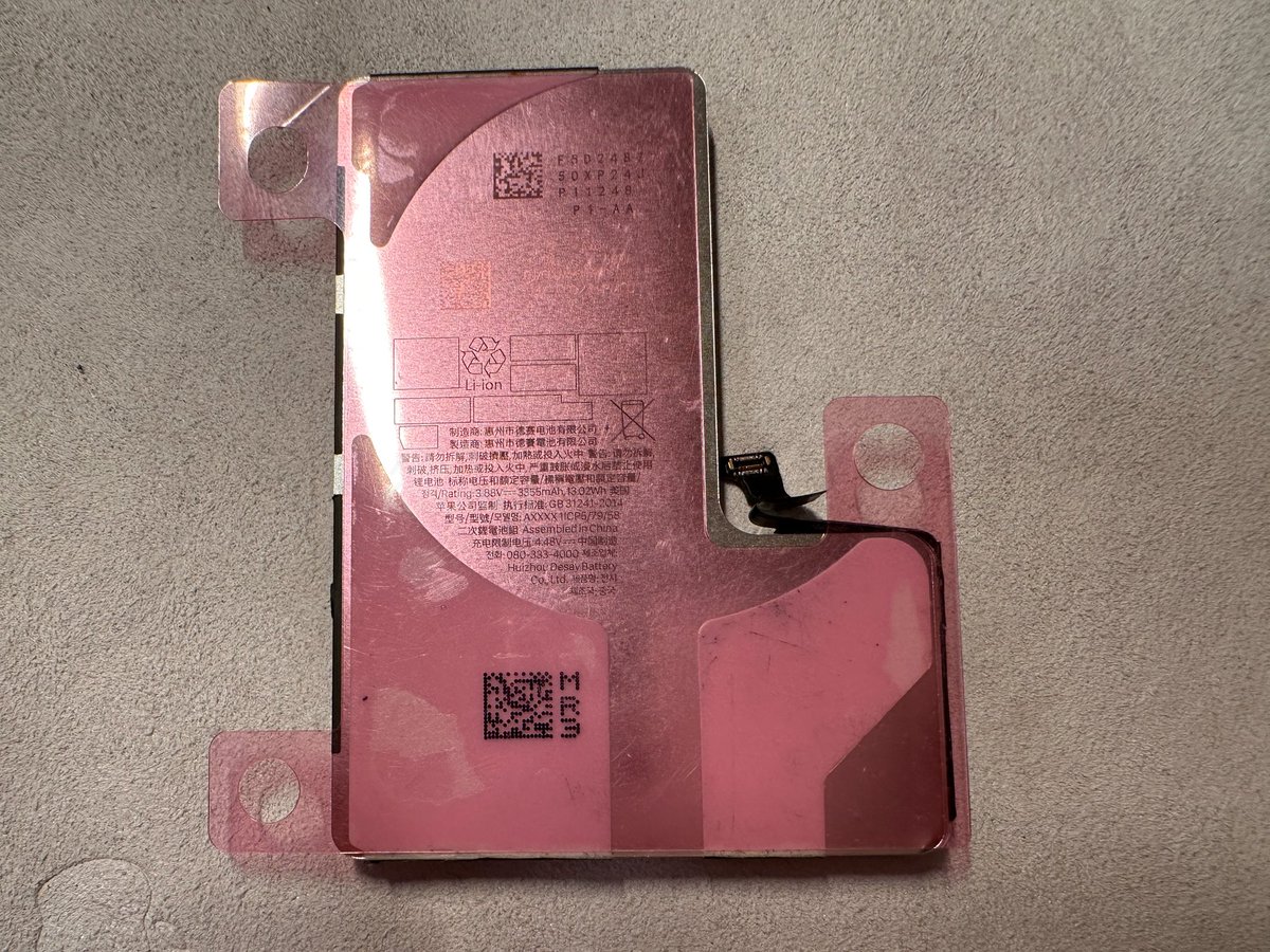 Kosutami_Ito's tweet photo. Battery of early stage iPhone 16 Pro Proto
Features glossy metal shell, 3355mAh Capacity(13.02Wh), LCV 4.48V(Limited Charge Voltage)
Current stage prototype has changed some design: from glossy surface to frosted metal shell, and with a redesigned connector
#Apple #appleinternal https://t.co/QvguZ7CrtL