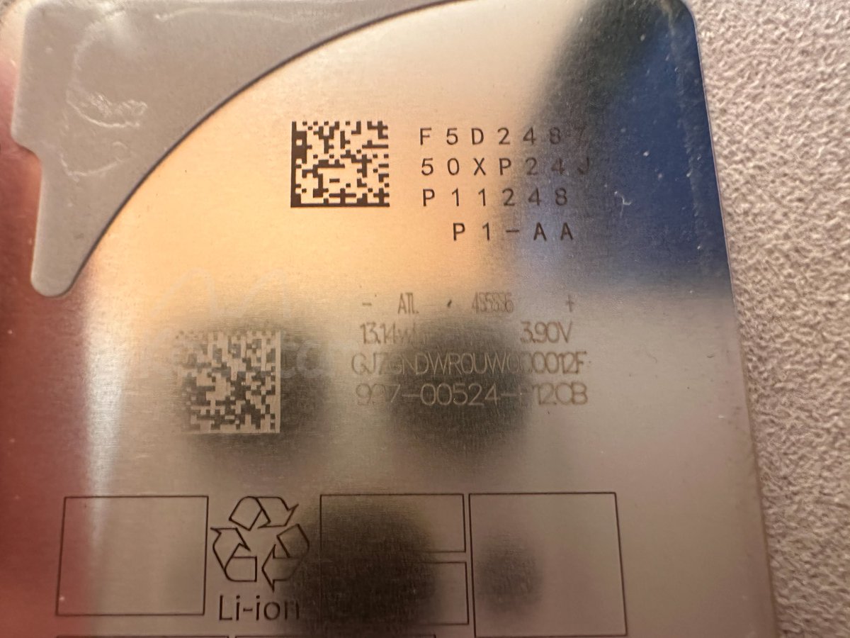 Kosutami_Ito's tweet photo. Battery of early stage iPhone 16 Pro Proto
Features glossy metal shell, 3355mAh Capacity(13.02Wh), LCV 4.48V(Limited Charge Voltage)
Current stage prototype has changed some design: from glossy surface to frosted metal shell, and with a redesigned connector
#Apple #appleinternal https://t.co/QvguZ7CrtL