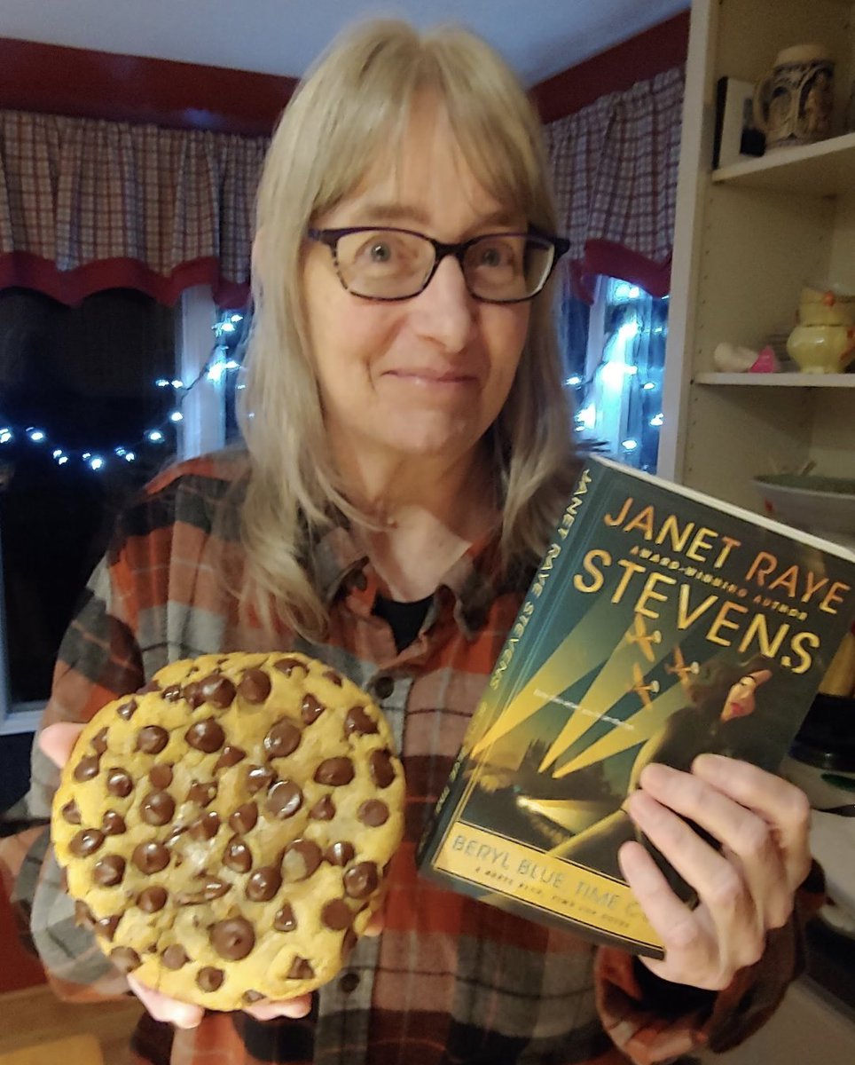 I'm sharing the secret recipe for these giant cookies in my next newsletter, going out Tuesday, 11-21. 

Interested? Sign up now...
landing.mailerlite.com/webforms/landi…

#chocolatechipcookies #timetravel #timetravelromance #newsletter #timetravelinglibrarian #berylbluetimecopseries