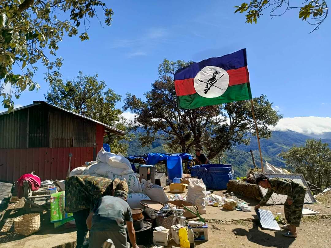 MannShein1's tweet photo. After raiding and occupying the ThiBwar Junta terrorists station at #Phalam Township,#Chin State, CNDF had raised the Chin flag at the station and wiped out with machines on Nov15. Seized many weapons and cattles and rations. KTM
#2023Nov20Coup
#WhatsHappeningInMyanmar https://t.co/TCZEGndu19