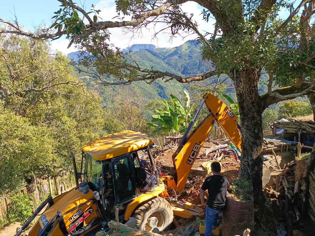 MannShein1's tweet photo. After raiding and occupying the ThiBwar Junta terrorists station at #Phalam Township,#Chin State, CNDF had raised the Chin flag at the station and wiped out with machines on Nov15. Seized many weapons and cattles and rations. KTM
#2023Nov20Coup
#WhatsHappeningInMyanmar https://t.co/TCZEGndu19