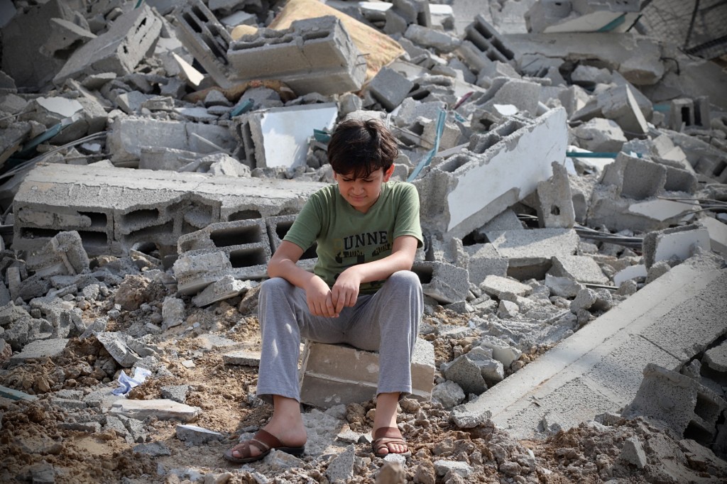 #ChrisHedges – Lettre aux enfants de Gaza – 19 Novembre 2023 'Peut-être que cela nous donnera le droit de te demander pardon.' 'Mon cher enfant, il est minuit passé. Je survole l'Atlantique à des centaines de kilomètres à l'heure, dans l'obscurité, à des milliers de kilomètres