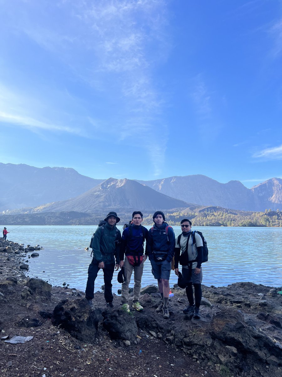 amrie_aziz's tweet photo. Salam Rinjani 3726M https://t.co/ByRoY7TqTo