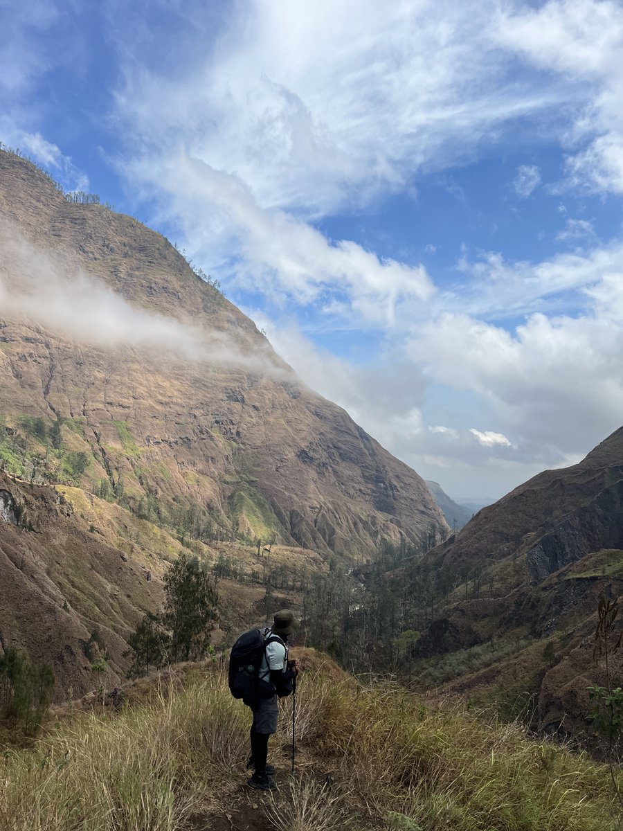 amrie_aziz's tweet photo. Salam Rinjani 3726M https://t.co/ByRoY7TqTo
