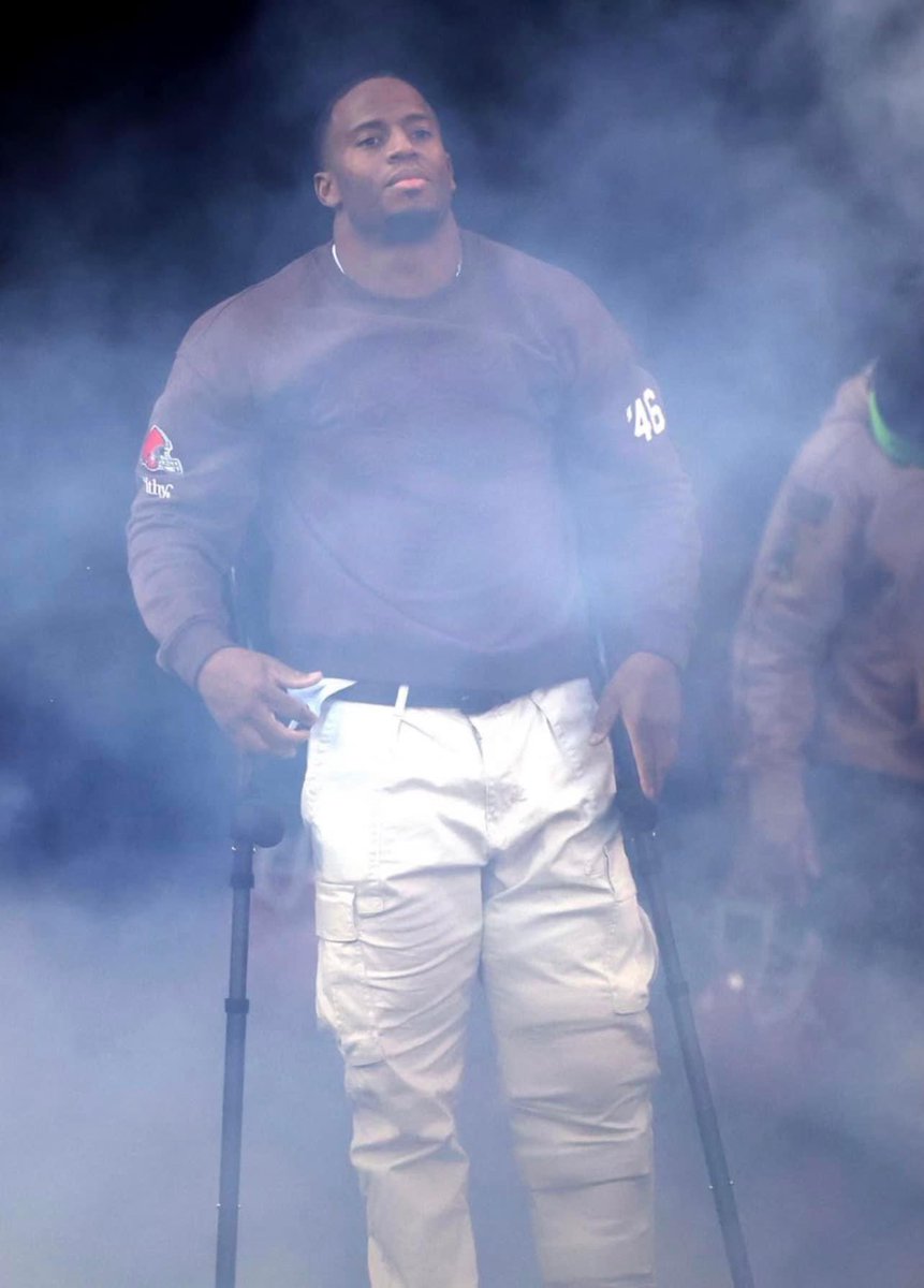 whitney_vic's tweet photo. @BrownSpiderCLE Nick Chubb’s shoulders say, hold my beer. https://t.co/Cz1AEwCEDI