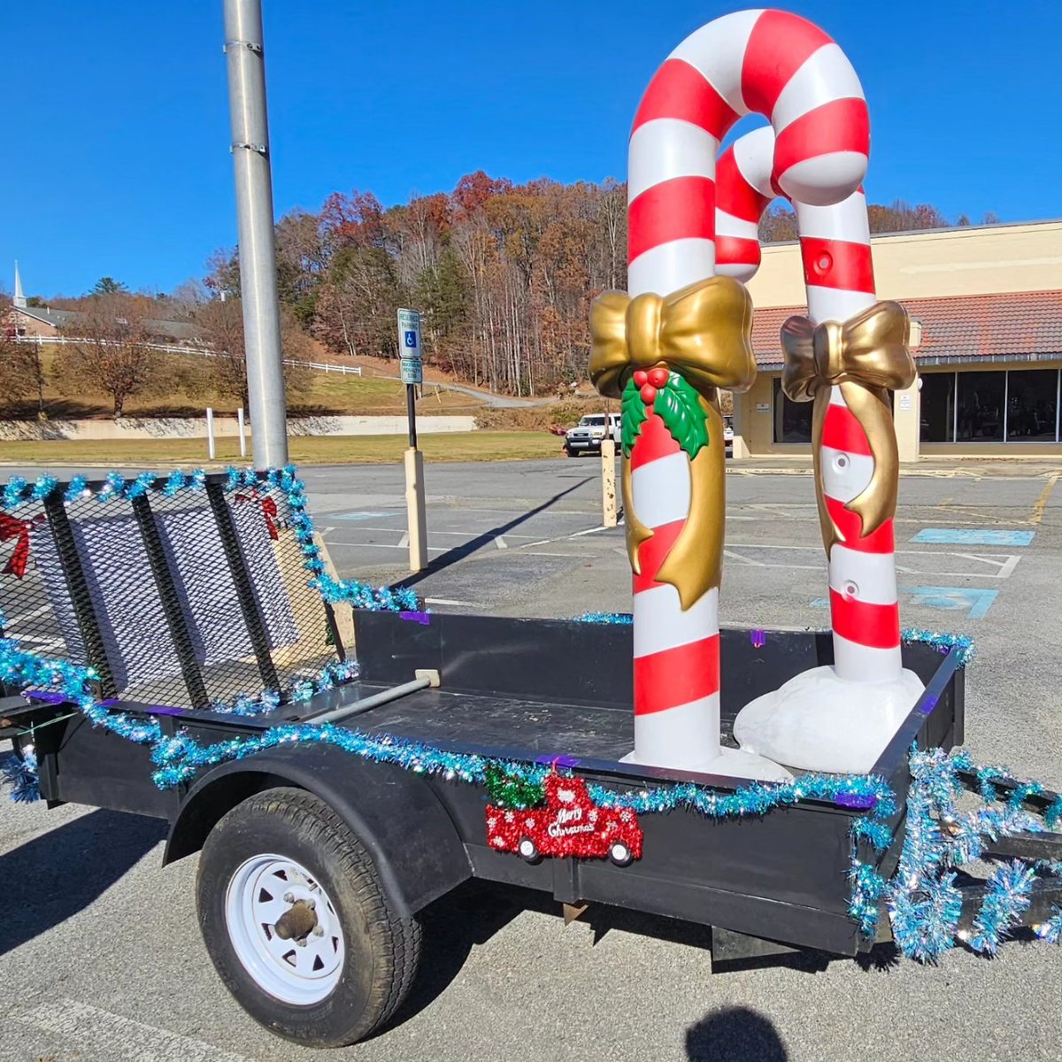 LOEA_Cosplayers's tweet photo. 🎄Marion Christmas Parade🎄

❄️

#MerryChristmas #HappyHolidays #Cosplayers #CosplayClub #CosplayGroup #MarionChristmasParade #ChristmasParade #HolidayParade #SnowMoser #HeatMiser #Snow #MarionNC #NorthCarolina https://t.co/GykRhWVlgN