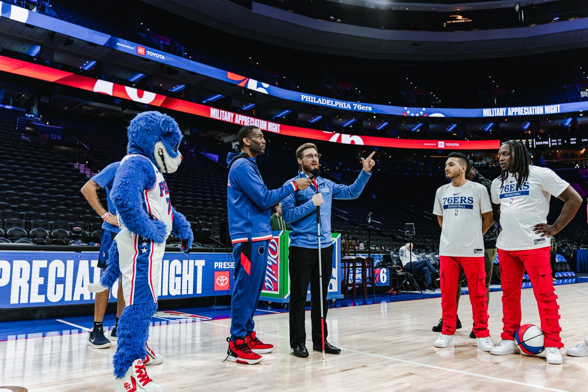 hiringourheroes's tweet photo. More amazing moments from our #SaluteToServiceWeek with @Toyota! ๐บ๐ธ
It was truly heartwarming to have #HOHBrandAmbassador Brad Snyder spend time with military kids at a one-of-a-kind basketball clinic on the @sixers' court.
Such an unforgettable experience! ๐ https://t.co/Uu7M442ZYt