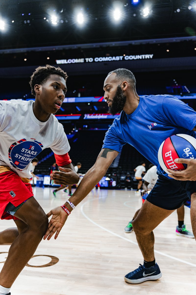 hiringourheroes's tweet photo. More amazing moments from our #SaluteToServiceWeek with @Toyota! ๐บ๐ธ
It was truly heartwarming to have #HOHBrandAmbassador Brad Snyder spend time with military kids at a one-of-a-kind basketball clinic on the @sixers' court.
Such an unforgettable experience! ๐ https://t.co/Uu7M442ZYt