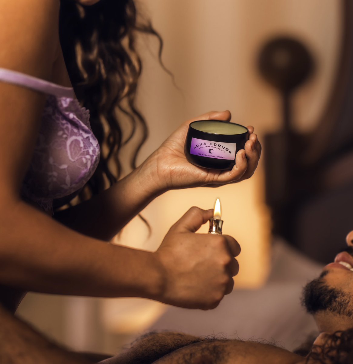 LunaZenAZ's tweet photo. PRODUCT OF THE WEEK: @lunascrubsaz #CBDMassageOilCandles 🕯️

HOW DO I USE A @lunascrubsaz #CBDCandle ?! 

Burn our 🕯️&amp; inhale👃🏼 the relaxing benefits of #CBD OR use the warm #meltedwax pool as a #painrelieving #CBDMassage w/ your partner!
  
ORDER HERE 👇🏼
https://t.co/Z4BZGm7jkH https://t.co/V868xGmwDQ