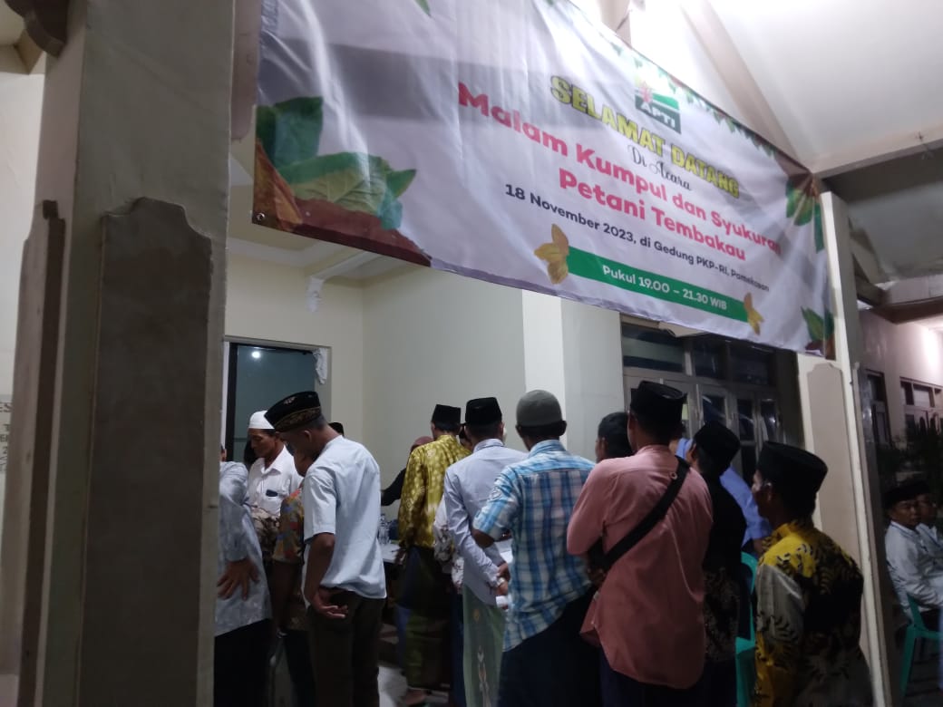 Bangzoel_88's tweet photo. Petani tembakau, semua masyarakat pertembakauan Madura memanjatkan doa dan menggelar syukuran karena tahun ini, panen tembakau yg berlangsung Agustus sampai Oktober berjalan lancar, kuantitas &amp; kualitasnya baik. #DoaPetaniTembakau #PetaniDizolimiRPPKesehatan https://t.co/m9jVJd0yNT