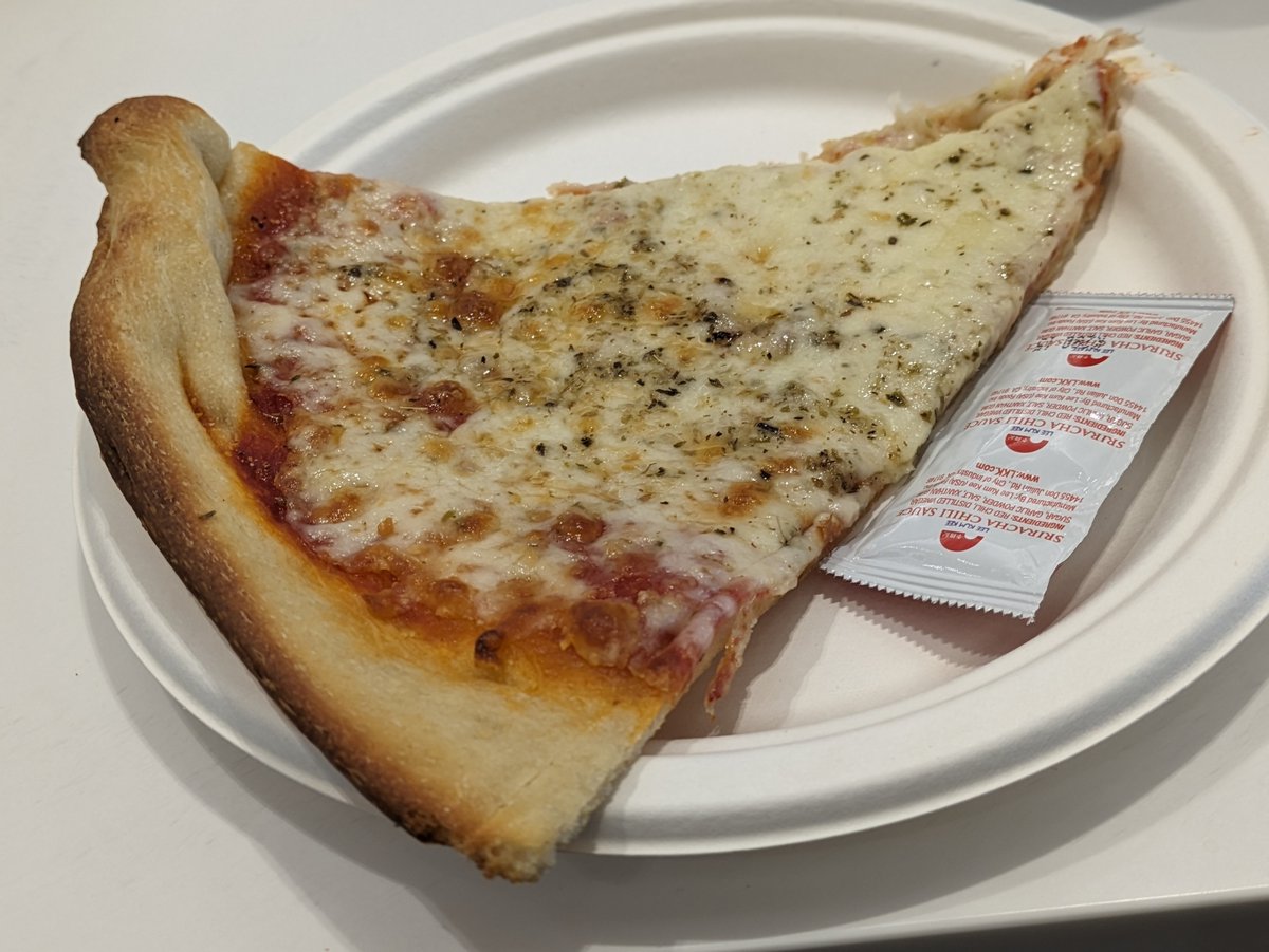 plot_touring's tweet image. 今日はピザの日です。SEMAで食べた1切れ9ドルのピザは堅かったですよ。

エアコン吹き出し口やダッシュボードにスマホをマウントするのが「嫌い」な人（僕）には、ラムマウント タフウェッジがおススメ。マックのポテトをシート下に落とす事も無くなり一石二鳥!

IDOでした!
#rammounts #ラムマウント