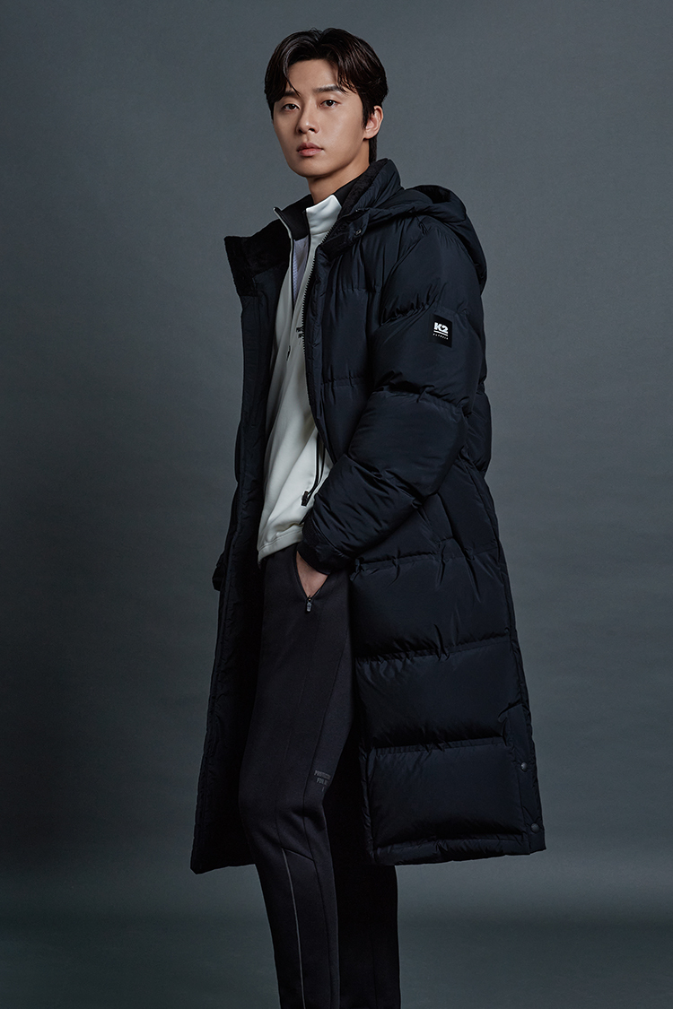 Notesfor_X's tweet photo. <롱패딩 입고 다니는 사람 조심하세요>

1

롱패딩을 입으면, 안드로이드폰을 쓰면.

여의도 직장인 아재라고 놀림받는다는 요즘 아이들.

​이런 학생들의 말과 행동들을 보면. 부자로 가는 길은 생각보다 쉽지 않을까 하는 생각이 듭니다.

2

롱패딩이던, 스마트폰이던. 결국 중요한 건 그 물건의 '쓰임'입니다.

패션이나 감성도 물론 중요한 것이지만.

쓰임을 넘어선 단순 과시나 허세의 용도로 이것들을 사용한다면.

그것에 붙는 '비용'은 미래에 우리의 모습을 '가난'으로 만들어 줄 가능성이 큽니다.​

3

저는 '숏 패딩'을 입고 '아이폰'을 쓰며, 유행에 민감한 사람들보다.

​철 지난 '롱패딩'을 입고 '안드로이드 폰'을 쓰더라도 절약과 저축 그리고 투자를 최우선 가치로 두는 사람들이 무섭습니다.​

그들은 당장의 만족보다 미래의 만족을 중요시하는 사람들이기에. 그들이 그려갈 부의 크기는 우리가 지금 생각하는 것보다 훨씬 클 것이기 때문입니다.

​4

여의도 아재라는 말은. 부를 추구하는 사람들에게 어찌 보면 멋진 '호칭'이지 않을까 하는 생각이 듭니다.

​어렸을 때부터 타인의 시선을 의식하지 않고. 자신이 목표로 하는 '진짜 가치'를 찾아 노력하는 사람들.

화려한 겉치레보다는, 내면의 성장을 추구하는 사람들.

그런 사람들이야말로 진짜 '멋진' 사람들이 아닐까 하는 생각이 듭니다.
