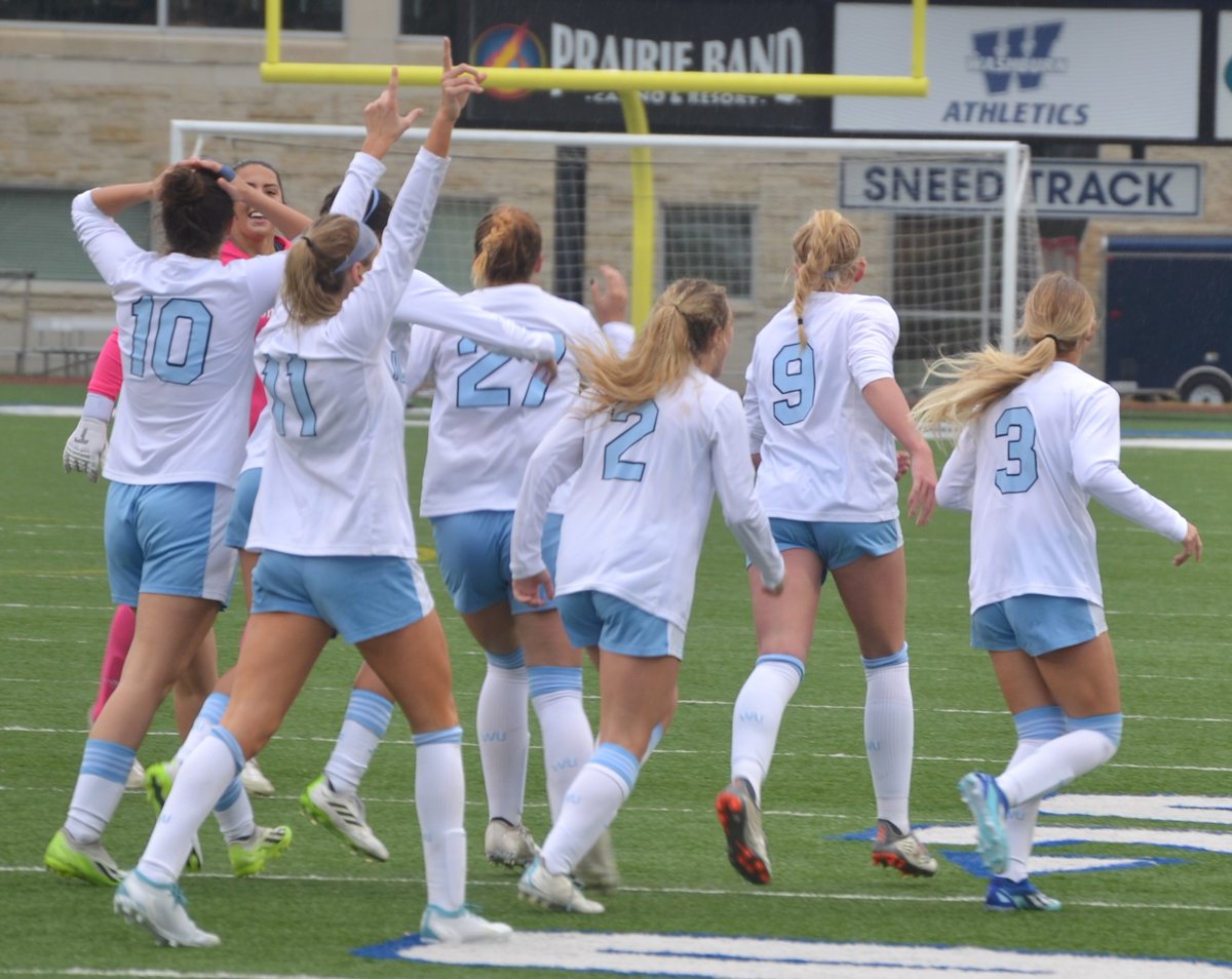 . <a href="/IchabodWSOC/">Washburn Soccer</a> rallies from 2-0 deficit in NCAA soccer tournament to stun Central Missouri, 3-2 in overtime. 
<a href="/wusports/">Washburn Athletics</a> ...
topsports.news/news/washburn-…