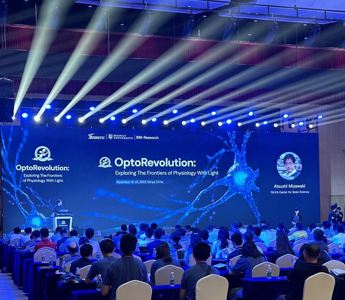 If your conference is named “OptoRevolution” it should have an impressive light display. Also this is the biggest display screen I’ve ever seen at a scientific meeting. Inspiring talks so far by Atsushi Miyawaki @jinzhanglab Robert Campbell @KarlDeisseroth Haifeng Ye and many