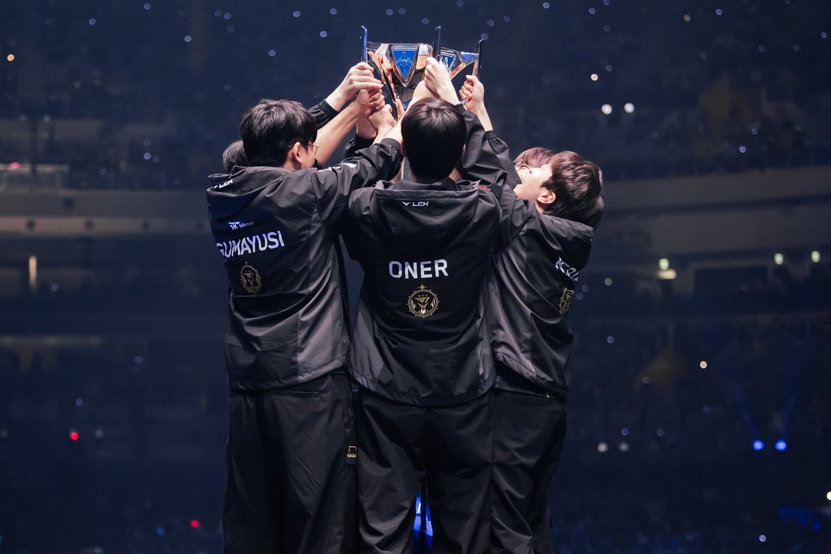 [WW GIVEAWAY FOR T1 ⭐️⭐️⭐️⭐️]

Prize not yet finaLized but most likely the Championship Shirt or Cap or Both depending on my mood. If I can't, I'll find something else.

- FOLLOW ME, @T1LOL
- LIKE, RT, COMMENT SOMETHING FOR T1 ON THIS TWEET
- GA OPENS UNTIL PRESALE DROPS

GL!