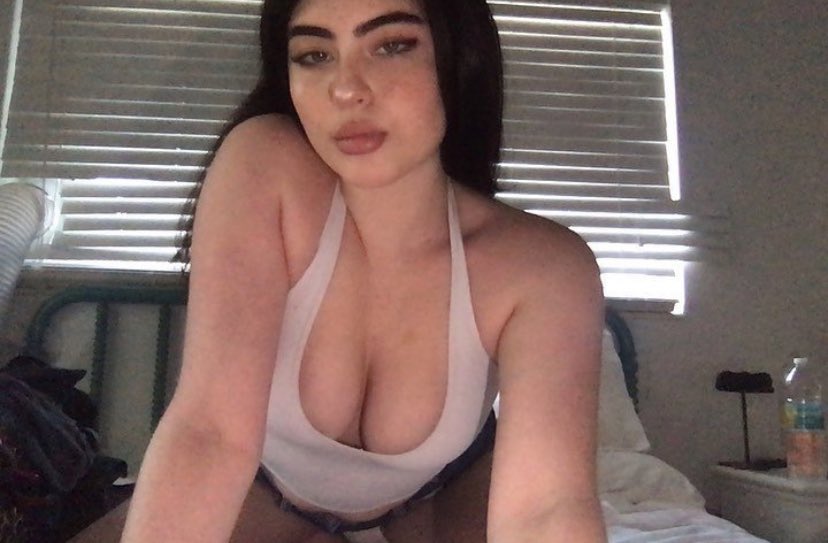 BriaLuv18's tweet photo. @zooe_moore dm me for a pic without the shirt 😁 https://t.co/AWKu6nRrKO