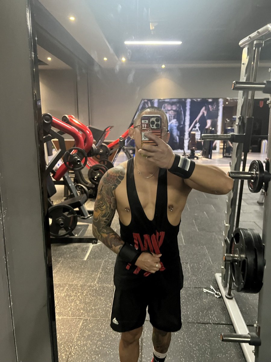 callmemrzhang's tweet photo. 我tm就fuck了，不就发了两个自插的视频嘛，我怎么就不是1了。咋的想解锁进拳的成就就不能做1吗？有些人真是装逼装到不行，少见多怪。 https://t.co/gWB0oz3zfG