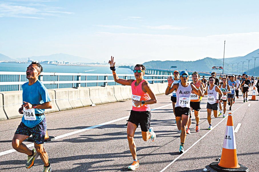 WonderfulHK's tweet photo. 港珠澳大橋首辦半馬~
8000跑手享受美景
🏃🏃‍♂️🏃‍♀️
#marathon #HongKong https://t.co/DZ81QGKdy7